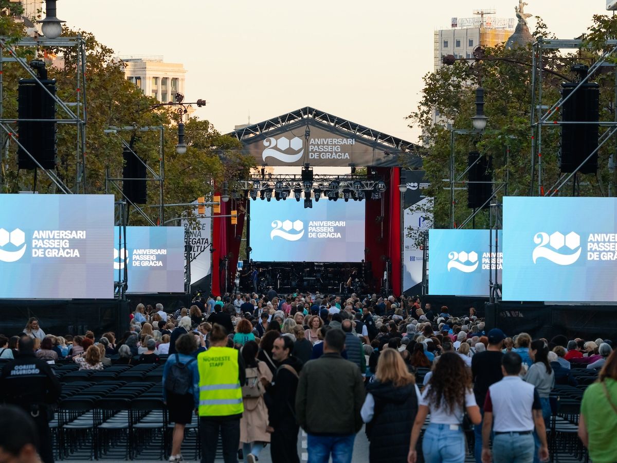 PK Sound Trinity Black robotic line source arrays covering Passeig de Gràcia in Barcelona for a José Carreras concert